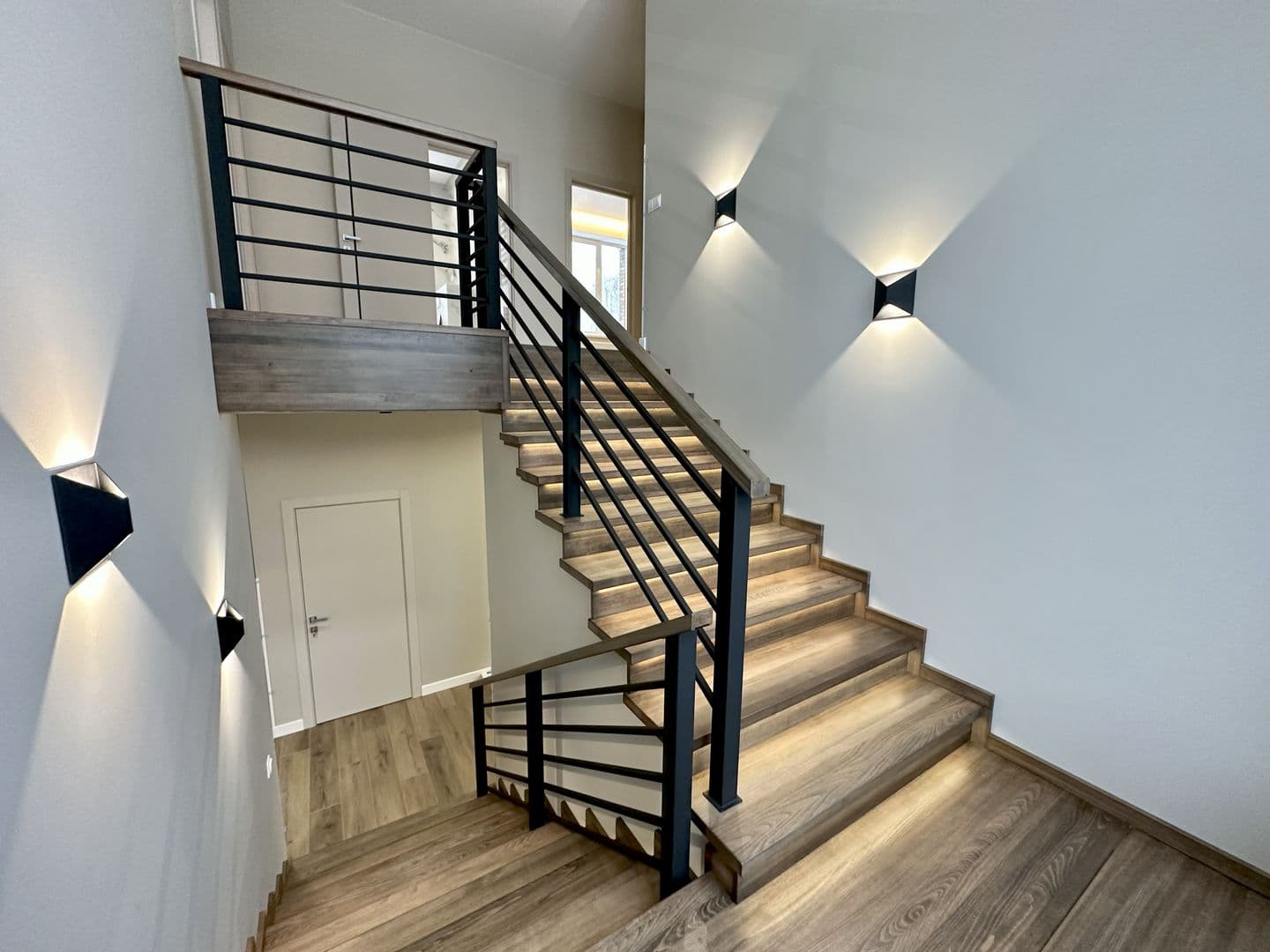 Ход ремонта, который видно в телефоне